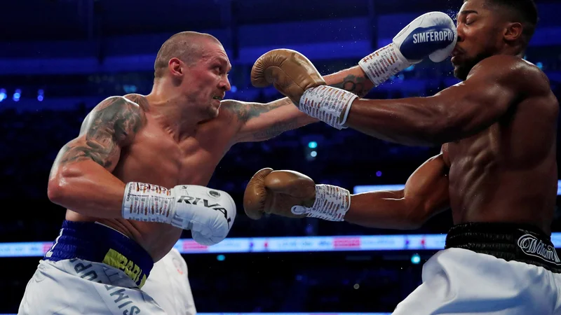 Fotografija: Oleksandr Usik (levo) je na štadionu Tottenhama v severnem Londonu septembra lani ustavil Anthonyja Joshuo. FOTO: Andrew Couldridge/Reuters