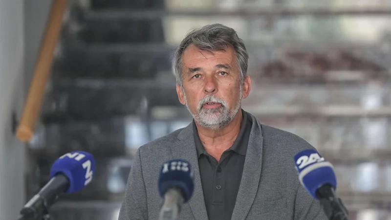 Fotografija: Izjava direktorja Narodnega muzeja v Ljjubljani po odpovedi razstave Popotovanja FOTO: Blaž Samec/Delo