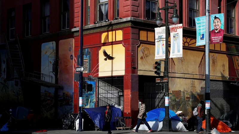 Fotografija: Na pločnikih San Francisca taborijo brezdomci, ponekod po mestu odkrito prodajajo mamila.
Foto Shannon Stapleton/Reuters
