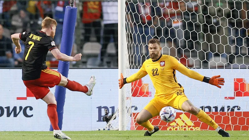 Fotografija: Kevin De Bruyne je v drugem polčasu poskrbel za popoln preobrat v dvoboju s poljskim vratarjem Bartlomiejem Dragowskim, a se Belgijci niso ustavili le pri dveh zadetkih. FOTO: Bruno Fahy/AFP