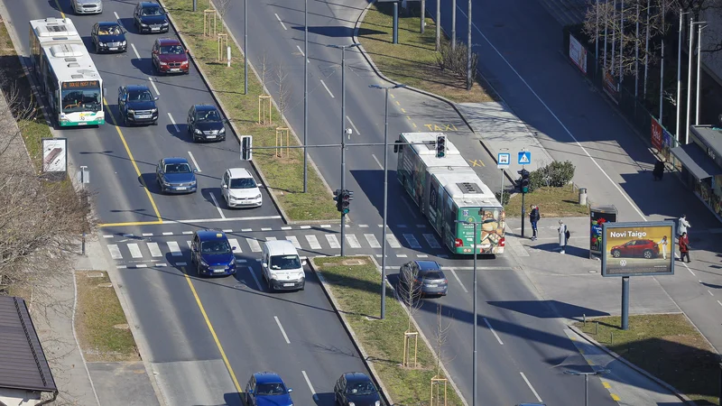 Fotografija: Preventivne akcije so pomembne zato, da vozniki čim dlje ostanejo na cesti varni in suvereni ter da se lahko odpravijo najpogostejše napake dolgoletnih voznikov. FOTO: Jože Suhadolnik/Delo