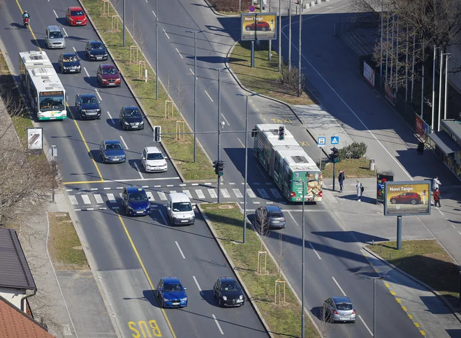 Preventivne akcije so pomembne zato, da vozniki čim dlje ostanejo na cesti varni in suvereni ter da se lahko odpravijo najpogostejše napake dolgoletnih voznikov. FOTO: Jože Suhadolnik/Delo
