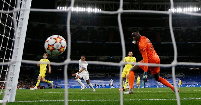 Real iz Madrida je na poti do končne zmage v ligi prvakov vsakič izkoristil povratno tekmo na svojem štadionu. Takole je mrežo Chelseaja v španski metropoli zatresel Rodrygo. FOTO: Paul Childs/Reuters
