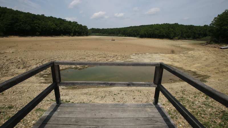 Fotografija: Od velikega jezera sta letos ostali samo dve večji luži. FOTO: Jože Pojbič
