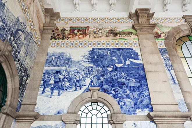 As imagens mostram também uma procissão tradicional da igreja portuguesa, o trabalho dos agricultores na vinha, os voluntários durante as vindimas e as festas folclóricas... FOTO: Shutterstock