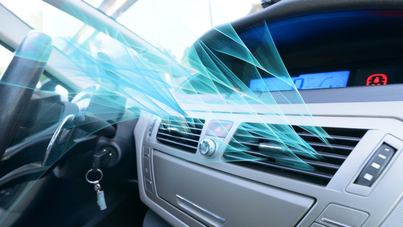 Fotografija: Vsak voznik lahko že sam s prepoznavanjem nekaterih znakov opazi, da klimatska naprava ne deluje več najbolje. FOTO: Shutterstock
