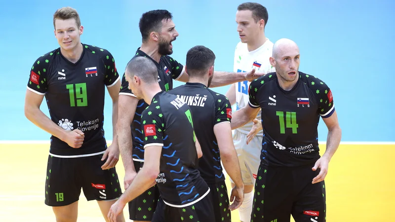Fotografija: Slovenske odbojkarje po uvodnem porazu proti ZDA v ligi narodov jutri zjutraj čaka še zahetvenejši dvoboj proti gostiteljem turnirja Brazilcem, ki so brez težav prmagali Avstralce. FOTO: Vladimir Marković/ossrb