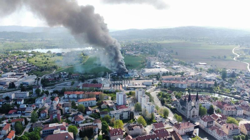 Fotografija: Eksplozija in požar v kemični tovarni Melamin v Kočevju. FOTO: Mitja Ofak

