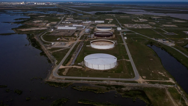 Fotografija: V Freeportu v ameriški zvezni državi Teksas so ameriške strateške rezerve nafte in plina ter največji ameriški izvozni LNG terminal. FOTO Adrees Latif/Reuters