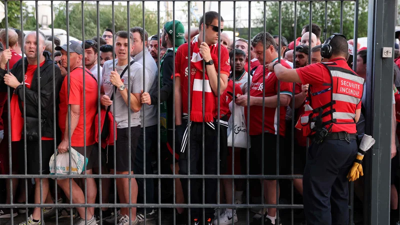 Fotografija: Liverpoolovi navijači s ponarejenimi vstopnicami in neprimeren odziv pariške policije so bili razlogi za nasilje pred začetkom finalne tekme lige prvakov na Stade de France. FOTO: Thomas Coex/AFP
