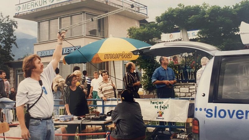 Fotografija: Ekipa Vala 202 je bila vedno raje na terenu kot v studiu; tako se je 7. junija 1996 oglasila z letališča Lesce. FOTO: arhiv Val 202
