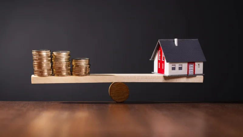 Fotografija: Pravnica odgovarja na vprašanje o dedovanju nepremičnin – kakšno vrednost navesti ob zapuščinski razpravi ter kakšen je davek, če podedovano nepremičnino prodamo. FOTO: Gopixa, Shutterstock