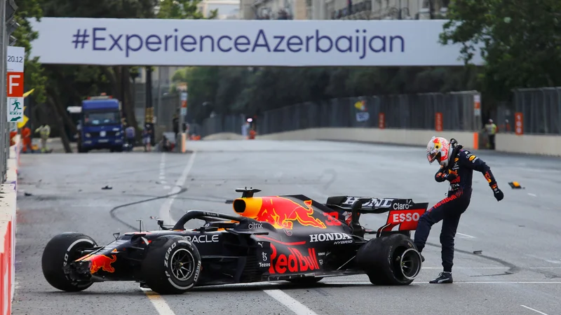 Fotografija: Max Verstappen je lani v jezi brcnil dirkalnik, ki ga je pustil na cedilu. FOTO: Anton Vaganov/Reuters
