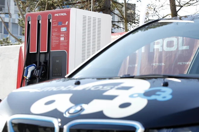 Uporabniki želijo preprosto in brezskrbno polnjenje električnih vozil tako doma kot v tujini. FOTO: Mavric Pivk
