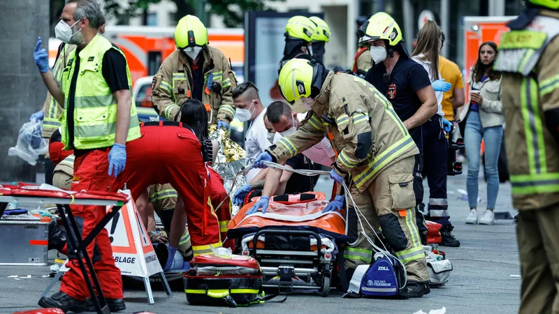 Fotografija: V sredo je v Berlinu je v množico ljudi zapeljal 29-letni voznik avtomobila. Po zadnjih podatkih je umrla ena oseba, poškodovanih pa je najmanj 12 ljudi, od katerih jih je šest v smrtni nevarnosti. Policija še vedno preiskuje, ali je šlo za nesrečo ali namerno dejanje. Nesreča se je zgodila okoli 10.30 na ulici Tauentzienstrasse, ki se nahaja v bližini znamenite spominske cerkve cesarja Viljema v zahodnem delu središča mesta. Foto: Odd Andersen/Afp