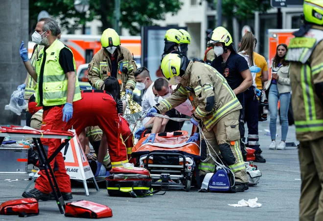 V sredo je v Berlinu je v množico ljudi zapeljal 29-letni voznik avtomobila. Po zadnjih podatkih je umrla ena oseba, poškodovanih pa je najmanj 12 ljudi, od katerih jih je šest v smrtni nevarnosti. Policija še vedno preiskuje, ali je šlo za nesrečo ali namerno dejanje. Nesreča se je zgodila okoli 10.30 na ulici Tauentzienstrasse, ki se nahaja v bližini znamenite spominske cerkve cesarja Viljema v zahodnem delu središča mesta. Foto: Odd Andersen/Afp
