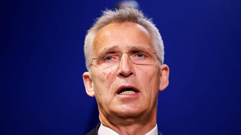 Fotografija: Jens Stoltenberg je moral loviti ravnotežje, da Donald Trump ni povzročil potresa v zavezništvu. Prepričevati ga je moral, da so evropske države začele vlagati več v obrambo. Na drugi strani je moral potrpežljivo delati z državami, kot je Slovenija, ki niso izpolnjevale svojih zavez FOTO: Johanna Geron Reuters
