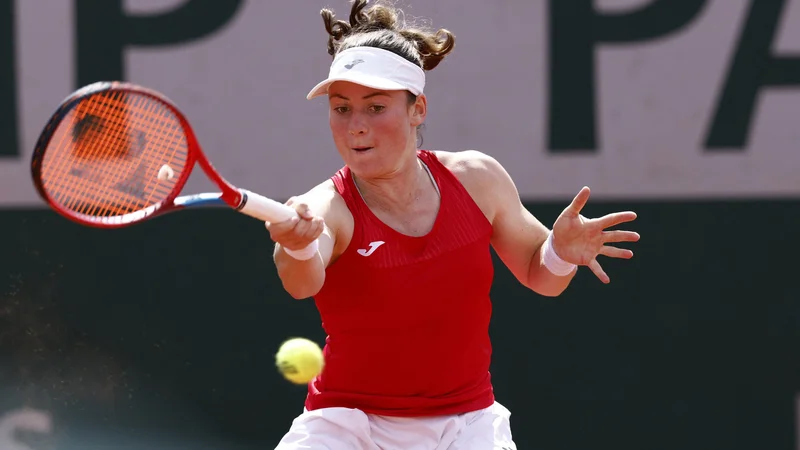 Fotografija: Tamara Zidanšek med dvobojem z Jessico Pegula v tretjem kolu OP Francije v Roland-Garrosu. FOTO: Yves Herman/Reuters
