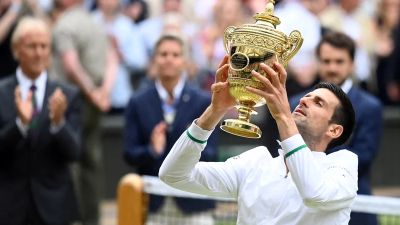 Fotografija: Naslov v Wimbledonu bo branil srbski zvezdnik Novak Đoković, ki je v lanskem finalu ugnal Italijana Mattea Berrettinija. FOTO: Toby Melville/Reuters