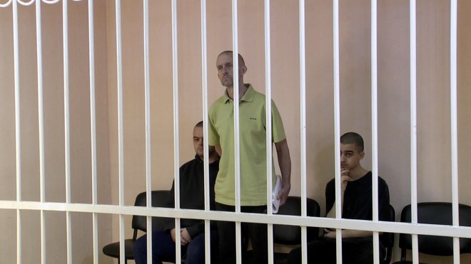 Trije tuji borci so bili obsojeni na smrt. FOTO: Supreme Court Of Donetsk People' Via Reuters
