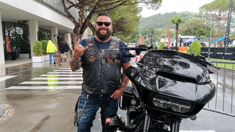 Fotografija: Ivan Stojišič pravi, da s harleyjem kupiš veliko več kot samo motocikel. FOTO: Boris Šuligoj