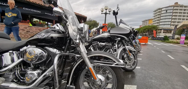 Te dni je na portoroški promenadi prava razstava motorjev znamke Harley-Davidson. FOTO: Boris Šuligoj
