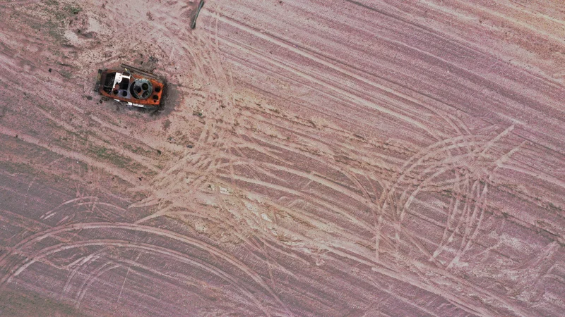 Fotografija: Uničen tank sredi ukrajinskega žitnega polja. Foto: Edgar Su/Reuters