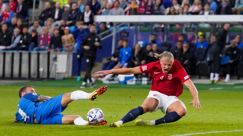 Fotografija: Erling Haaland ni mogel premagati slovenske obrambe. Miha Blažić pa si je prislužil izključitev. FOTO: Terje Bendiksby/AFP