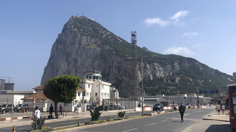 Fotografija: Prizor, ki ga najprej uzreš, ko se sprehodiš v Gibraltar. FOTO: Aljaž Vrabec
