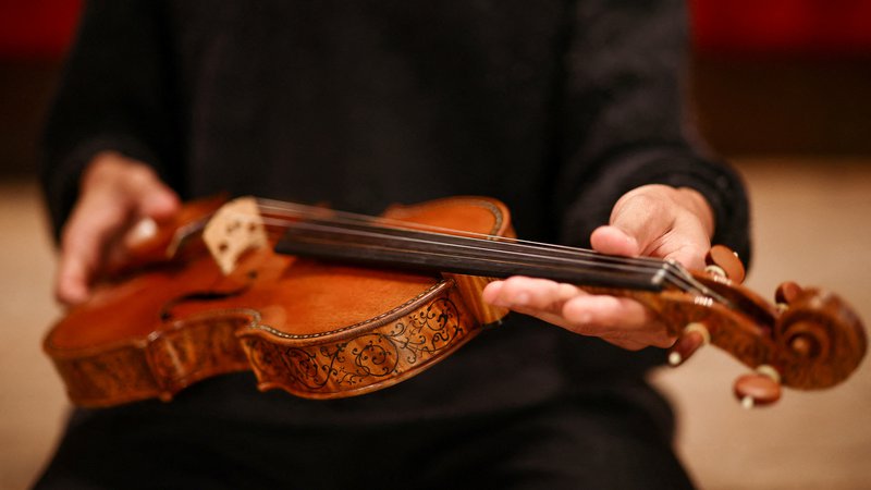 Fotografija: Stradivarijevih intarziranih violin je ohranjenih le okoli ducat. FOTO: Henry Nicholls/Reuters
