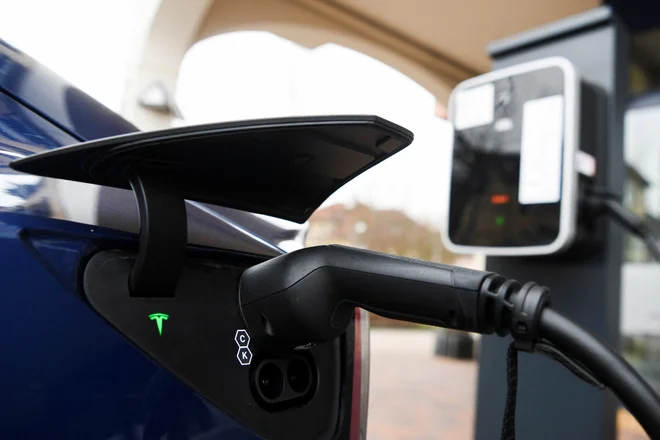 Leta 2035 naj bi v Evropi prodajali le še električne avtomobile. Foto Annegret Hilse/Reuters
