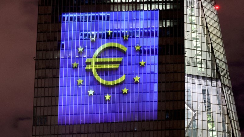 Fotografija: Evropska centralna banka bo 1. julija zvišala svojo ključno obrestno mero, ki pa bo še vedno negativna.

FOTO: Wolfgang Rattay/Reuters
