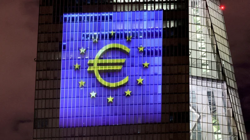 Fotografija: Evropska centralna banka bo 1. julija zvišala svojo ključno obrestno mero, ki pa bo še vedno negativna.
FOTO: Wolfgang Rattay/Reuters