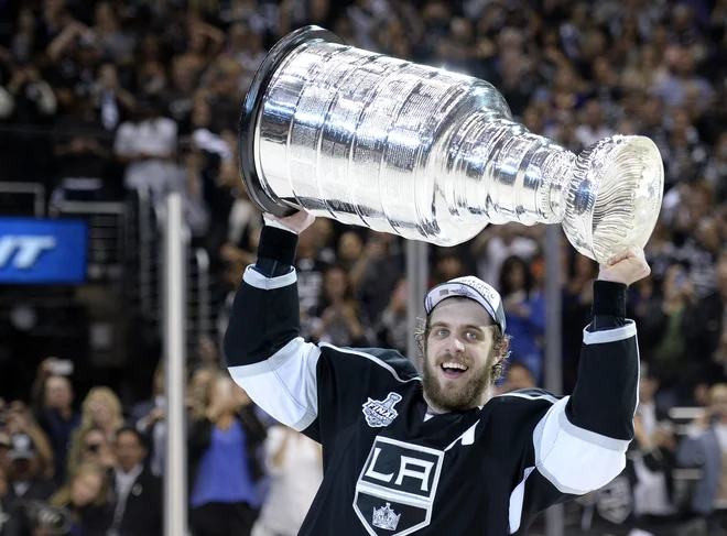 Pred natanko desetimi leti je Anže Kopitar visoko dvignil Stanleyjev&nbsp; pokal. FOTO: USA Today Sports
