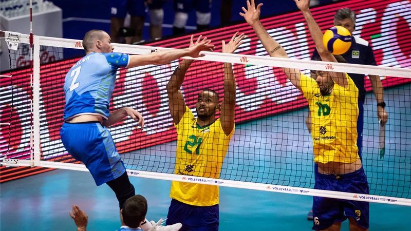 Fotografija: Alen Pajenk med napadom na mreži v dvoboju z Brazilijo. FOTO: Volleyballworld.com