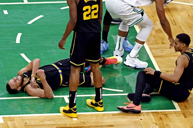 Stephen Curry je obležal v zadnji četrtini tretje tekme v bostonski dvorani TD Garden. FOTO: Winslow Townson/USA Today Sports
