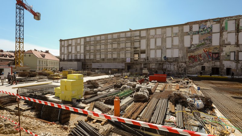 Fotografija: Z velikim medijskim pompom so se mestne oblasti lotile gradnje novega bleščečega Centra Rog, ki se prodaja kot nekakšna palača napredne misli v Ljubljani. Foto Črt Piksi
