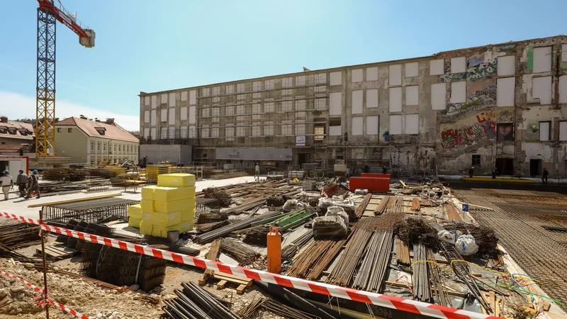 Fotografija: Z velikim medijskim pompom so se mestne oblasti lotile gradnje novega bleščečega Centra Rog, ki se prodaja kot nekakšna palača napredne misli v Ljubljani. Foto Črt Piksi