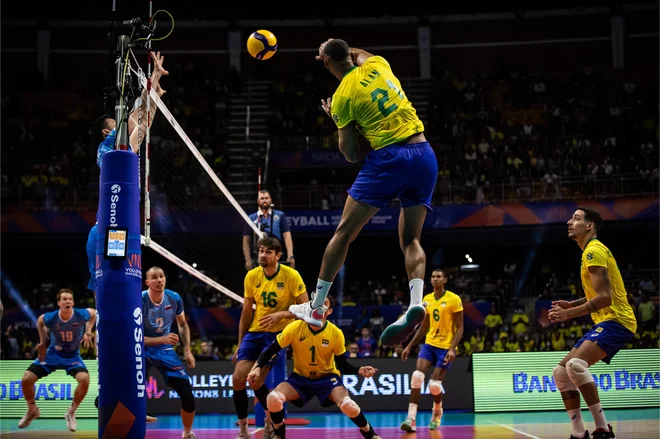 Napad Alana na obračunu s Slovenijo v Brasilii. FOTO: Volleyballworld.com
