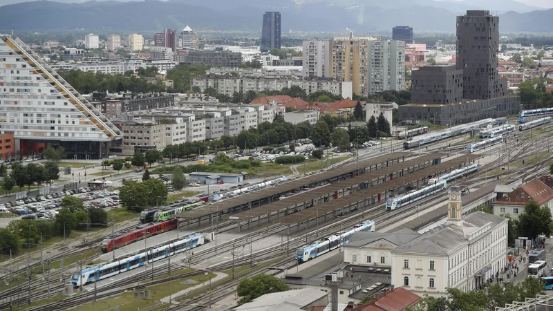 Fotografija: V stihijskih odločitvah ni nikjer zaznati razmišljanja o posledicah na celostni urbanistični razvoj slovenske prestolnice in razumevanja, da je načrtovanje železniškega in avtobusnega prometa samo del urbanističnega načrtovanja našega glavnega mesta. Foto Leon VidicDelo
