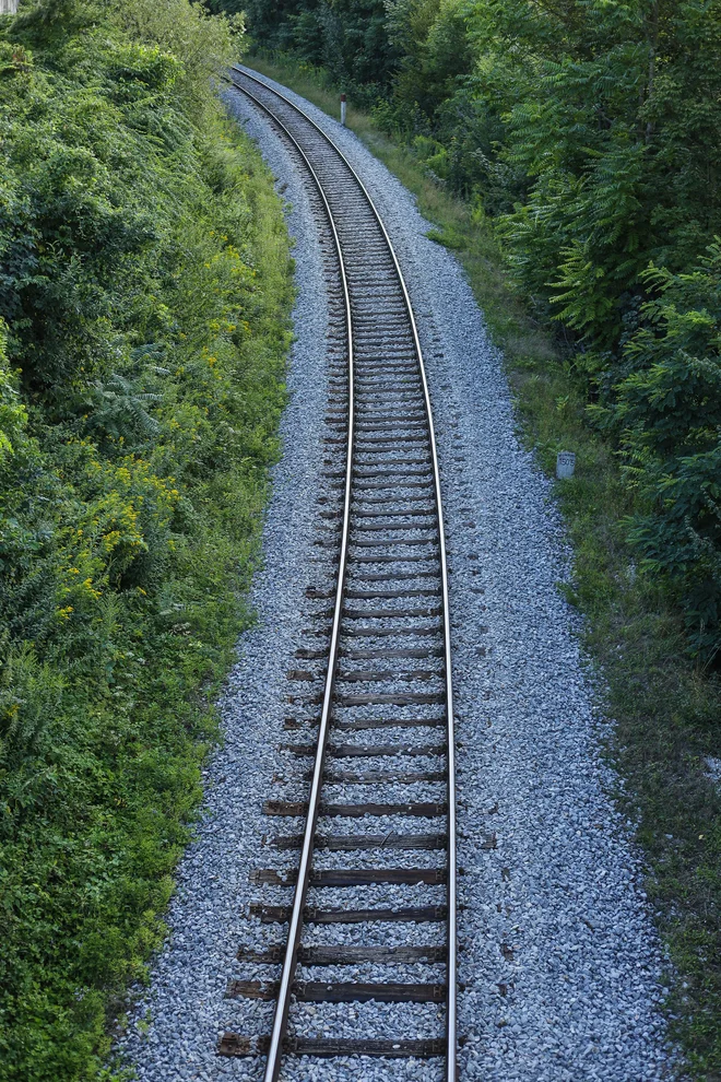 Državni prostorski načrt, ki je osnova planiranju cestnega in železniškega prometa, pa tudi nadgradnje PCL, se pripravlja vse od leta 2009. Foto Jože Suhadolnik/Delo
