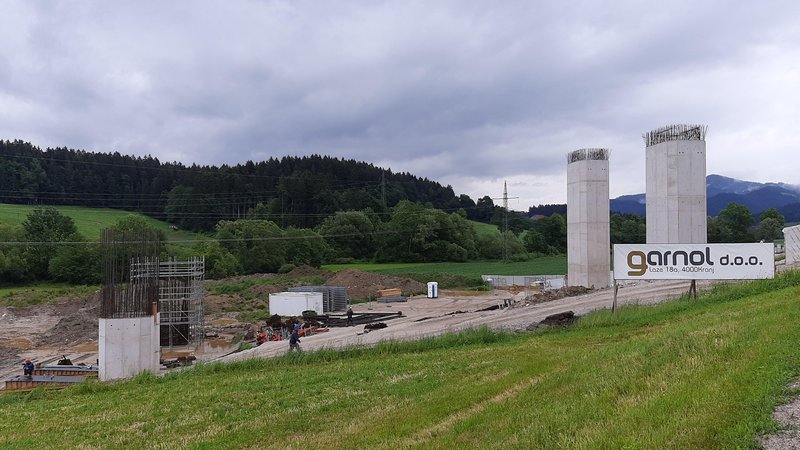 Fotografija: Viadukt Jenina bo prečkal cesto Podgorje-Šmiklavž na višini okoli petnajst metrov. FOTO. Mateja Kotnik
