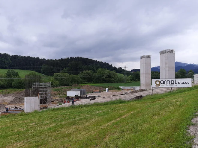 Viadukt Jenina bo prečkal cesto Podgorje-Šmiklavž na višini okoli petnajst metrov. FOTO. Mateja Kotnik

