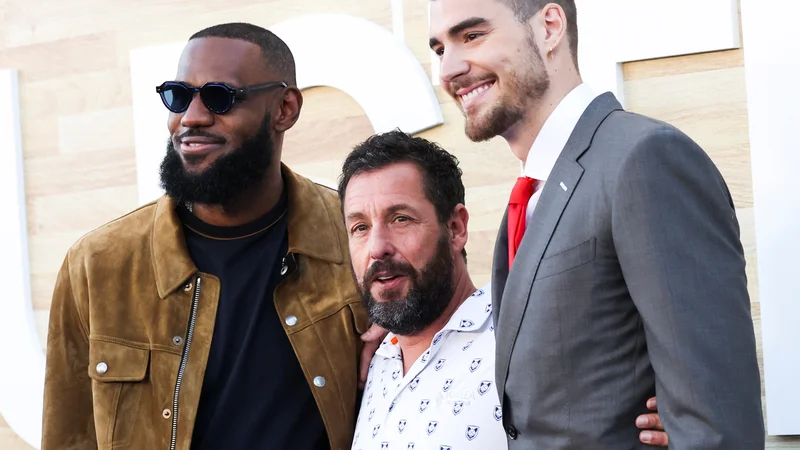Fotografija: LeBron James, filmski igralec Adam Sandler in Juancho Hernangomez (z leve) med premiero filma Hustle v Los Angelesu. FOTO: Mario Anzuoni/Reuters