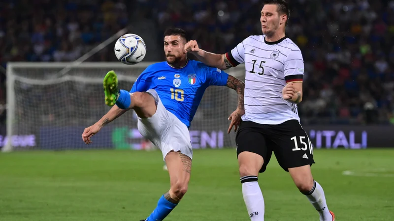 Fotografija: Niklas Süle (desno) ustavlja Italijana Lorenza Pellegrinija med obračunom lige narodov v Bologni. FOTO: Miguel Medina/AFP
