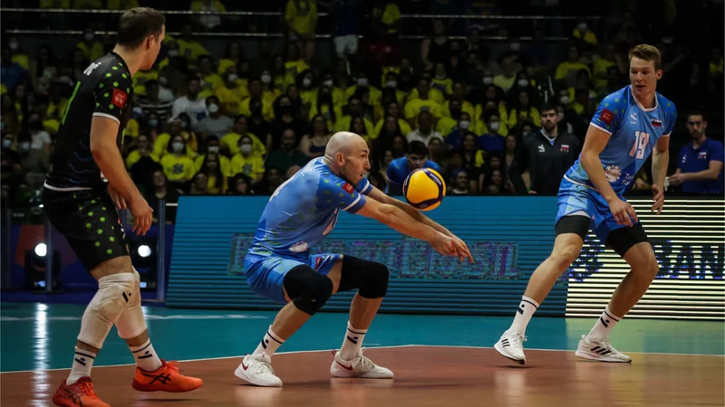 Fotografija: Žiga Štern (v sredini) ob Janiju Kovačiču (levo) in Roku Možiču med dvobojem z Brazilci. FOTO: Volleyballworld.com