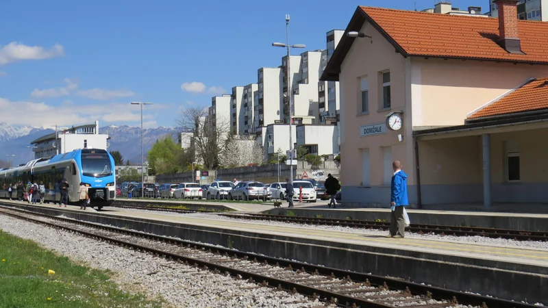 Fotografija: Postajo bodo posodobili in za varen prehod na perone zgradili podhod, ki bo povezoval tudi vzhodni in zahodni del mesta. FOTO: Bojan Rajšek/Delo
