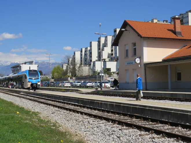 Postajo bodo posodobili in za varen prehod na perone zgradili podhod, ki bo povezoval tudi vzhodni in zahodni del mesta. FOTO:&nbsp;Bojan Rajšek/Delo
