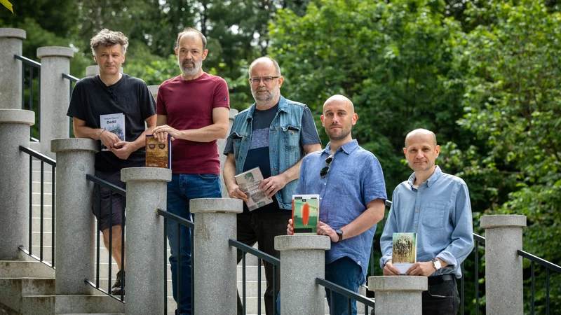 Fotografija: Finalisti Delove nagrade za roman leta bodo letos imeli na Rožniku družbo mlajših kolegov. FOTO: Voranc Vogel
