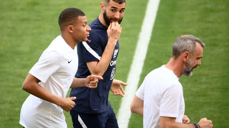 Fotografija: Kylian Mbappe (levo) se ta čas nahaja v taboru francoske reprezentance. FOTO: Franck Fife/AFP
